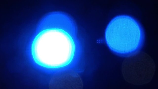 Blaulicht von einem Krankenwagen bei Nacht