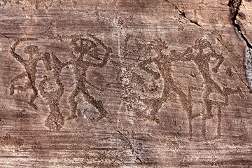Immagine che mostra incisioni rupestri di guerrieri in lotta