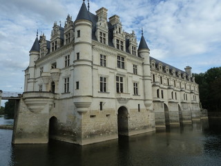 Fototapeta na wymiar Château construit au dessus de la rivière