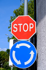 Señal de rotonda y señal de stop