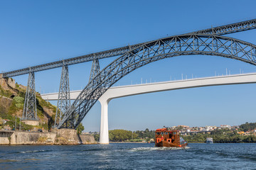 Vue sur les ponts Maria Pia et São João à Porto, Portugal