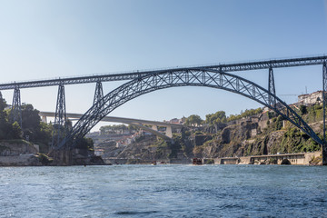 Vue sur les ponts Maria Pia et do Infante à Porto, Portugal