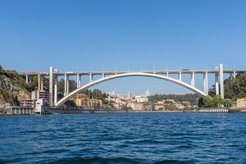 Vue sur le pont da Arrábida à Porto, Portugal