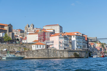 Vue sur la Cathédrale de Porto et l'église de São Lourenço
