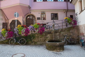 fuente, flores, bicicletas, pueblo