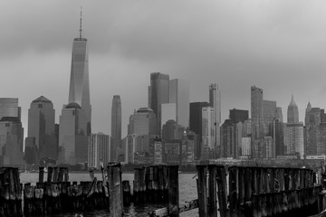 Fototapeta premium Panoramę Manhattanu, w tym One World Trade Center, znane również jako Freedom Tower. W New York City V mówi się ponad 800 językami