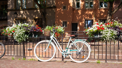 Fototapeta na wymiar Un vélo dans les rue de Colmar
