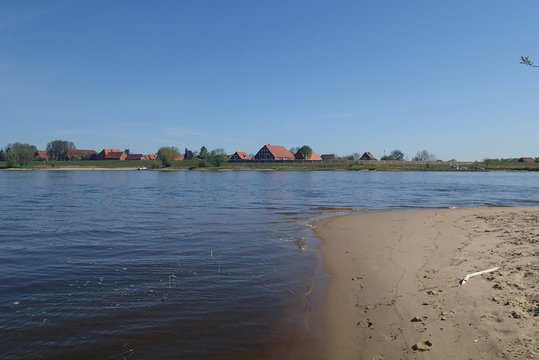 Village Stiepelse at river Elbe