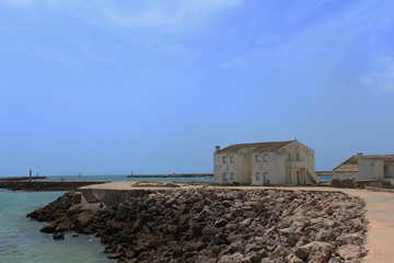 Fototapeta na wymiar Budynek na portugalskim wybrzeżu