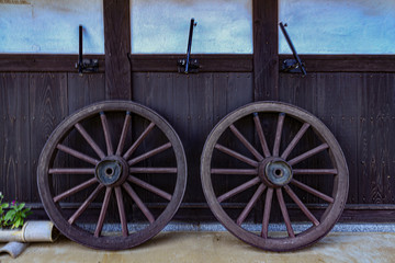 Obraz premium old wooden wheel