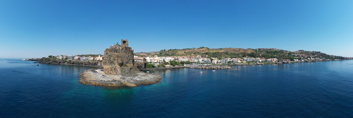 Acicastello-Vista del castello sul mare e scogliera © Etna ·REC Attivo
