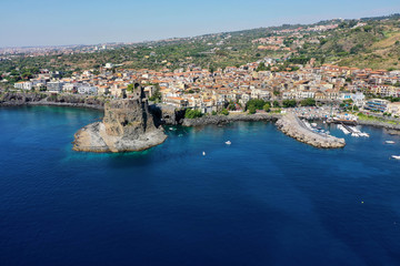 Acicastello città-Vista del castello sul mare e scogliera in Sicilia