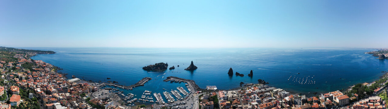 Acitrezza panoramica sul mare e Faraglioni  in Sicilia