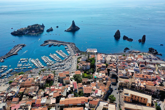 Acitrezza -Citt&agrave; e Faraglioni sul mare visti dal drone