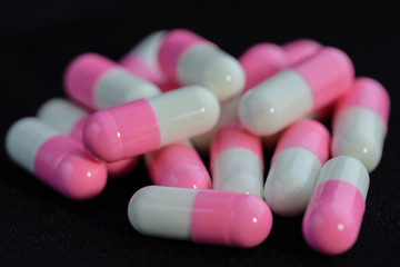 Obraz na płótnie Canvas Conjunto de cápsulas farmacéuticas de gelatina de colores
