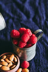 Framboises fruits frais dans un petit pot en métal	