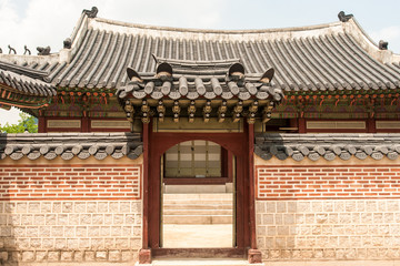 Fototapeta premium Gate in the Gyeongbokgung royal palace complex, Seoul, South Korea