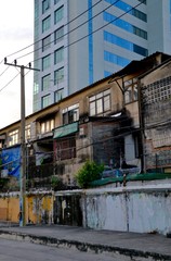 Fototapeta na wymiar Juxtaposition of tradional and modern buildings in Thailand's capital Bangkok