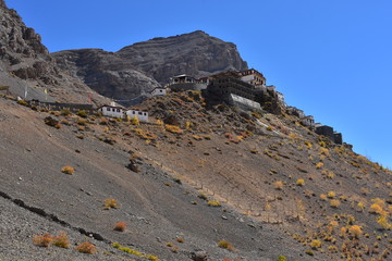 インドのヒマラヤ山岳地帯　スピティ谷のキー村　要塞のようなキーゴンパと僧院