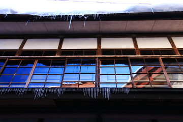 日本の冬の温泉旅館　青空とつららのある風景　鎌先温泉