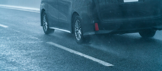 車・豪雨