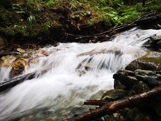 frisches Trinkwasser - Quellwasser aus den Bergen