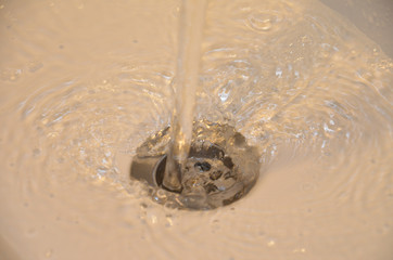 Agua en el lavabo