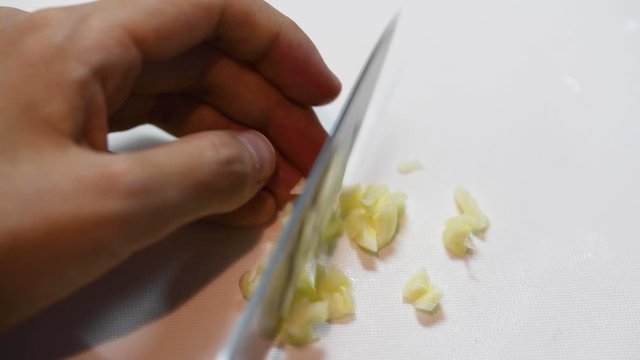 にんにくをみじん切りにする