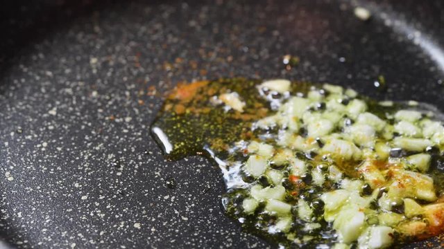 にんにくを炒める