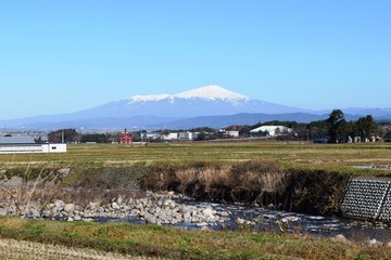 Fototapeta premium 鳥海山（出羽富士）／ 山形県の最高峰、標高2,236mの鳥海山（ちょうかいさん）です。日本百名山、日本百景、日本の地質百選に選定されている活火山で、山頂に雪が積もった姿が富士山にそっくりなため、出羽富士（でわふじ）と呼ばれ親しまれています。