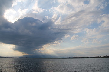 Fototapeta na wymiar 曇り空の海辺（江ノ島）