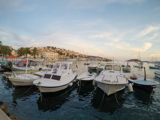 Fototapeta na wymiar Botes aparcados en el Mar Adriático, en Hvar, Croacia, al atardecer
