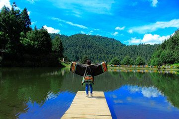 Lago y mujer Mexicana