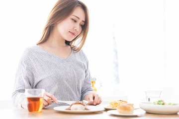 食事をする女性