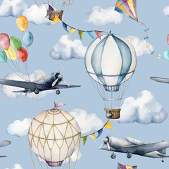 Wzór z chmurami i aerostaty. Ręcznie malowane niebo ilustracja z balonów na ogrzane powietrze, samoloty i girlandy na białym tle na niebieskim tle. Do projektowania, nadruków, tkanin lub tła.