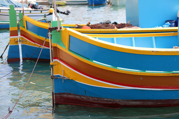 Fototapeta na wymiar Traditionelles Fischerboot genannt Luzzu in Marsaxlokk. Malta