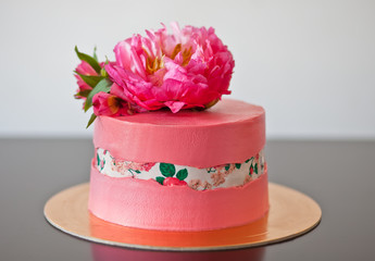 Fototapeta na wymiar Faultline cake decoraited sugar paper and pink peony. Ideas for wedding cake, birthday cake