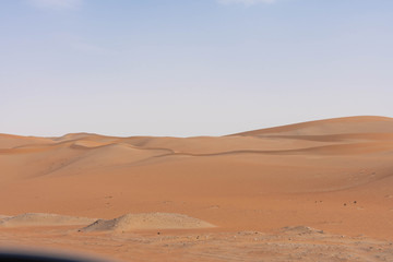Fototapeta na wymiar Straße durch die arabische Sandwüste