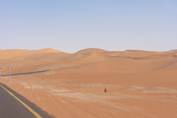 Straße durch die arabische Sandwüste