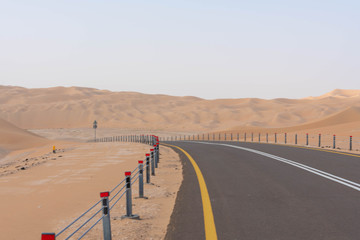 Straße durch die arabische Sandwüste