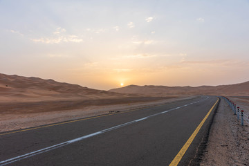 Naklejka premium Droga przez arabską pustynię piaskową