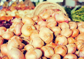  bulb onion on market counter