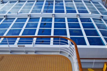 Holz Deck mit Reling und Blick auf geschlossenes verglastes Dach auf Kreuzfahrtschiff