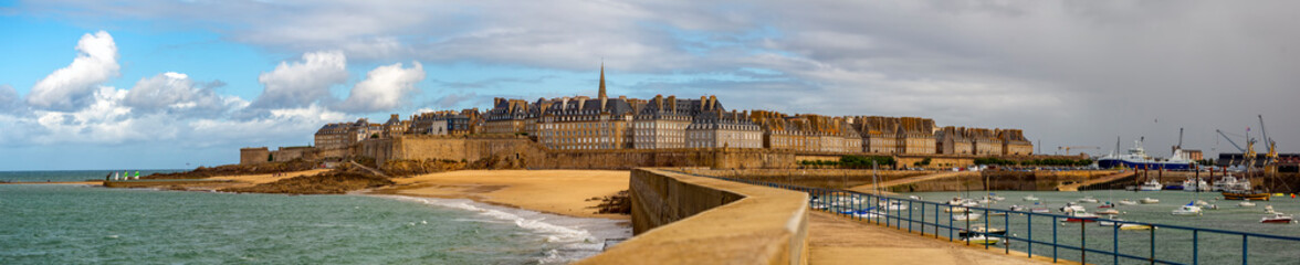 Panorama de la ville de saint Malo en Bretagne - obrazy, fototapety, plakaty