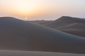 Fototapeta na wymiar Arabische Sandwüste bei Sonnenaufgang