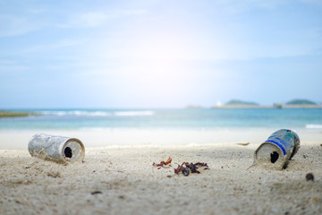 Obraz premium Garbage that was left on the sand by the sea