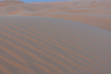 Arabische Sandwüste bei Sonnenaufgang