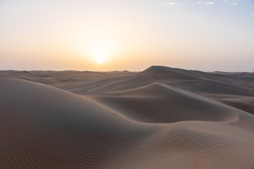 Arabische Sandwüste bei Sonnenaufgang