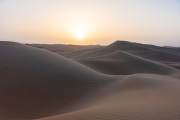 Obraz na płótnie Canvas Arabische Sandwüste bei Sonnenaufgang