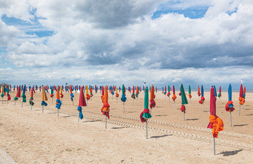 Bunte Sonnenschirme am Strand von Deuville, Frankreich